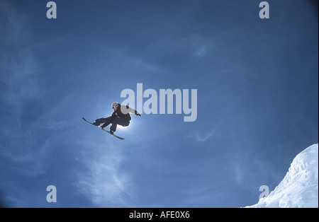 Snowboarder in Mitte Luft, Zugspitze, Garmisch-Partenkirchen, Deutschland Stockfoto