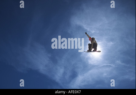 Snowboarder in Mitte Luft, Zugspitze, Garmisch-Partenkirchen, Deutschland Stockfoto