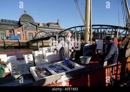 Fischmarkt, traditionellen Fischmarkt findet jeden Sonntagmorgen, Markt, Gebäude im Hintergrund ist Fischauktionshalle, S Stockfoto