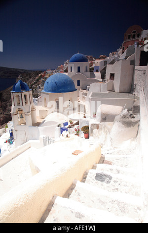 Mittag-Blick über die schöne Stadt Oia, Santorini, Griechenland Stockfoto