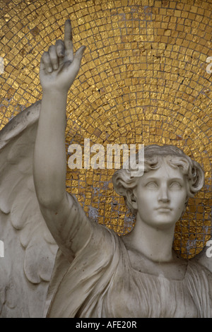 Deutschland, Frankfurt, Friedhof, Statue des Engels nach oben, Nahaufnahme Stockfoto