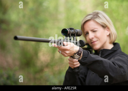 Der Zoo-Tierarzt des Zoos Allwetterzoo Dr. Sandra Silinski während ihrer Arbeit mit einem Elektroschocker Stockfoto