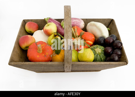 Bauernherbst Auswahl an saisonalem Obst und Gemüse präsentiert in einem hölzernen Trug oder Korb Stockfoto