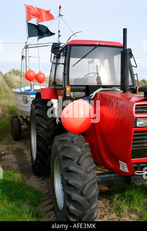 Roter Traktor verwendet für startende Boote, Winterton-on-Sea, Norfolk, Großbritannien Stockfoto
