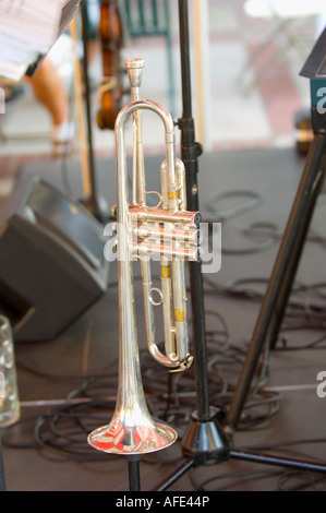 Glänzende Messing übertrumpft wartet auf der Bühne für den Beginn eines live-Konzerts auf einer Orange County Street-Messe Stockfoto