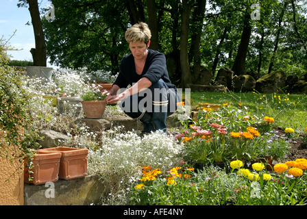 Mittlere gealterte Frau im Garten Stockfoto