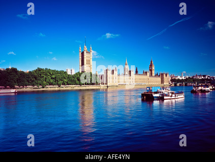 Weitwinkel-Ansicht von den Houses of Parliament (Palace of Westminster) von Südseite der Themse Stockfoto
