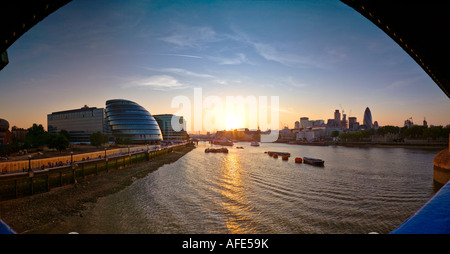 Panoramablick auf die Skyline von London von der Tower Bridge Stockfoto