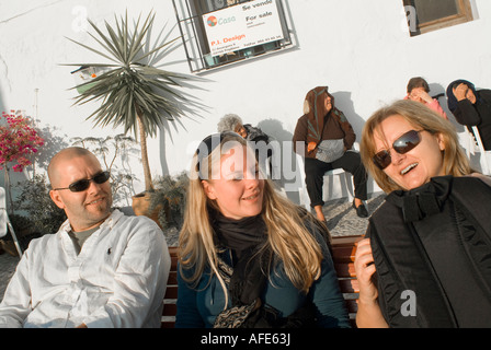 Kontrastierenden Kulturen spanische und amerikanische verschiedener Generationen Reisende und einheimische draußen sitzen in getrennten Gruppen Stockfoto