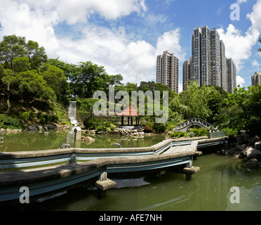 Shatin New Park mit Wohnsiedlungen auf der Rückseite Hong Kong China Stockfoto