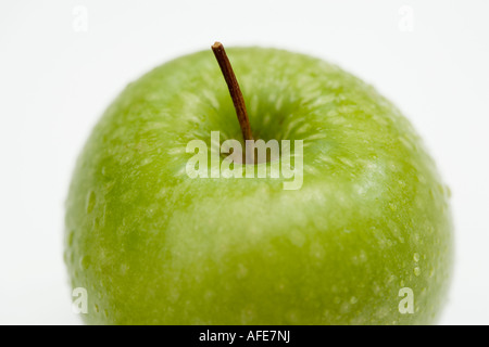 Ein grüner Apfel schoss Aginst einen weißen Hintergrund Stockfoto