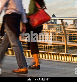 Millennium-Brücke in Richtung St Pauls London Nr. macht die Model-Release als Rückansicht, Unschärfe, Entfernung Menschen unkenntlich Stockfoto