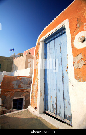 Blau bemalte Holztür auf Orange lackiert griechische Wohnhaus Stockfoto