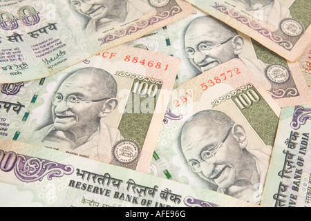 Indische Rupie Noten verteilt in einem Muster Stockfoto