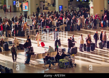 Passagiere im Terminal des Flughafens von Malaga Spanien Stockfoto