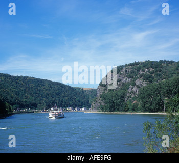 ein Ausflugsschiff, vorbei an der Loreley-Felsen am Rhein in Deutschland Stockfoto