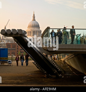 Goldenes Licht Sonnenuntergang Sonnenuntergang Menschen Millennium-Brücke in Richtung St.Paul London Stockfoto