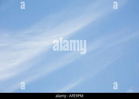 Wolken in einer klaren, blauen Himmel-Szene Stockfoto