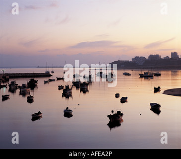 Ferragudo Fischerdorf Bucht Algarve Südportugal. Blick auf die Fischerboote im ruhigen Wasser des Rio Arade in Portimao bei Sonnenuntergang Stockfoto