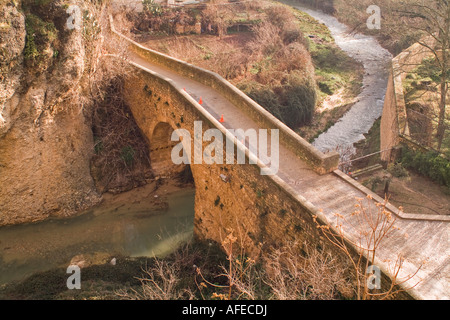 PUENTE VIEJO DIE ALTEN 1616 BRIDGE AM WESTLICHEN EINGANG IN DIE SCHLUCHT, DIE DIE ALTE UND NEUE ABSCHNITTE VON RONDA SPANIEN TEILT Stockfoto