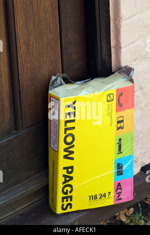 Branchenbuch auf einer Haustür Stockfoto