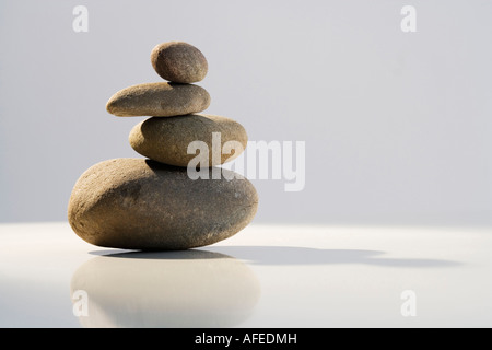 Stapel von ausgewogenen Steinen im Zen wie Einstellung Stockfoto