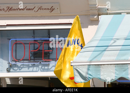 Open Leuchtreklame an der Thames Street in Newport Rhode island Stockfoto