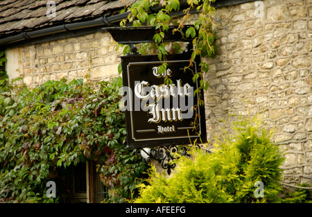 Castle Inn in Castle Combe Cotswold Wiltshire England UK und Market Cross Stockfoto