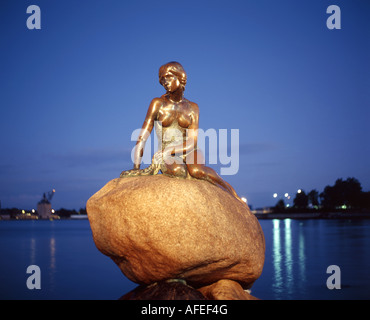 Die Lille Havfrue (kleine Meerjungfrau) Statue in der Abenddämmerung, Langelinie Promenade, Kopenhagen (Kobenhavn), Königreich Dänemark Stockfoto