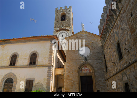 Elften Jahrhundert Kirche von San Piaggio in Badia ein Passignano-Kloster mit Uhr und Glocke Turm Saint Michael Archangel Festung Chianti Italien Stockfoto