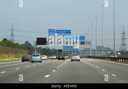 Autobahn M6 in der Nähe von Birmingham central England UK. Verkehrsschilder für die Nord-Ost und West. M6 Toll. Gantry. Stockfoto