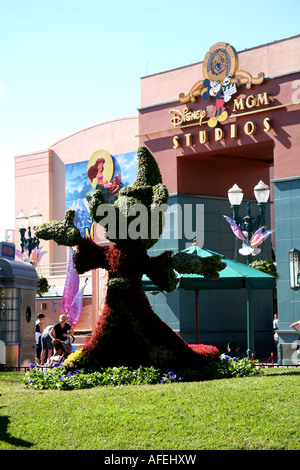 MGM-Metro Goldwyn Mayer Studios in Disney World Orlando Florida Mickey Mouse Statue gemacht von einem Busch Stockfoto