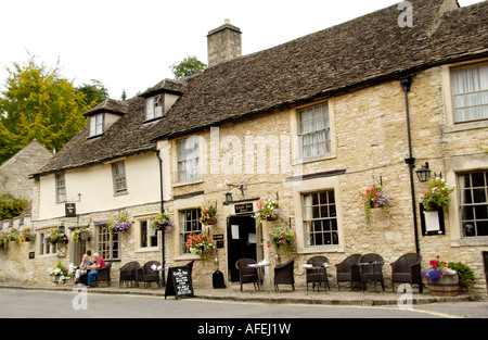 Castle Inn in Castle Combe Cotswold Wiltshire England UK und Market Cross Stockfoto