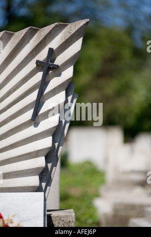 Grabstein mit Kreuz auf dem Friedhof Stockfoto