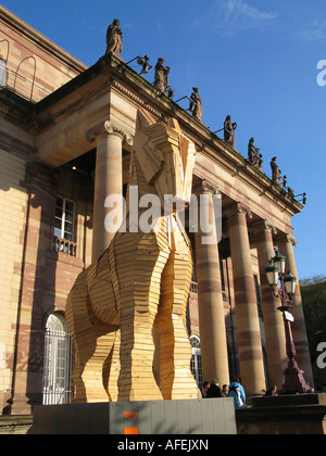 Hölzerne Trojanische Pferd von Philippe Miesch vor Opernhaus, Straßburg, Elsass, Frankreich Stockfoto