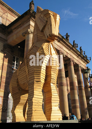 Hölzerne Trojanische Pferd von Philippe Miesch vor Opernhaus, Straßburg, Elsass, Frankreich Stockfoto