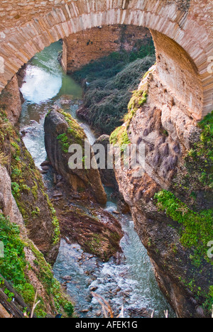 PUENTE VIEJO DIE ALTEN 1616 BRIDGE AM WESTLICHEN EINGANG IN DIE SCHLUCHT, DIE DIE ALTE UND NEUE ABSCHNITTE VON RONDA SPANIEN TEILT Stockfoto