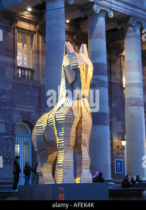 Hölzerne Trojanische Pferd von Philippe Miesch vor Opernhaus bei Nacht, Straßburg, Elsass, Frankreich Stockfoto