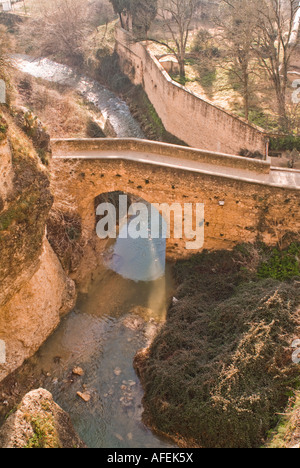 PUENTE VIEJO DIE ALTEN 1616 BRIDGE AM WESTLICHEN EINGANG IN DIE SCHLUCHT, DIE DIE ALTE UND NEUE ABSCHNITTE VON RONDA SPANIEN TEILT Stockfoto