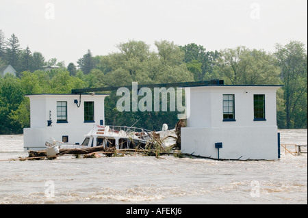 Hochwasser am Mohawk River Boot in Erie-Kanal Schleuse 15 Juni 2006 zu zerstören Fort Plain New York Stockfoto