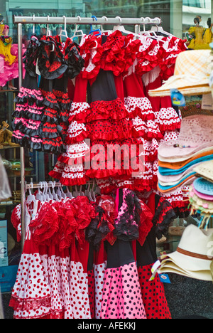 hängende Anzeige der leuchtend roten spanischen Flamenco Kleider Stockfoto