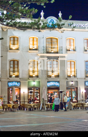 Outdoor-Café und Tapas Bar in der Nacht in Nerja Spanien Stockfoto