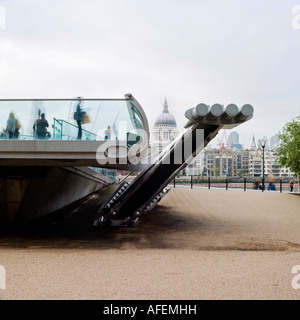 Millennium-Brücke strukturelle Freischwinger Wall kein Model-Release als hintere Ansichten, Unschärfe, Entfernung Menschen erkennbar macht Stockfoto