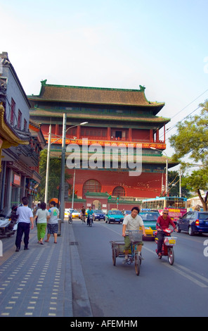 Peking CHINA, uraltes buntes traditionelles Denkmal der 'Trommelturm' von der 'Dianmen-Außenstraße' in der 'Houhai-Gegend'-Rikschas, geschäftiges china Stockfoto