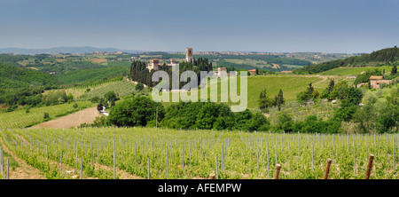 Panorama von Weinbergen und Weingut Schloss Nrear Badia Passignano in Chianti Toskana Italien Stockfoto