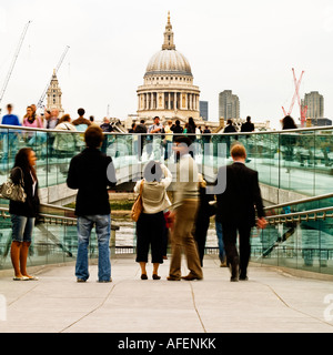 Über Millennium Brücke St Paul von Bankside südlich des Flusses London asiatischen Krane Familie Sightseeing aufragende Skyline Stockfoto