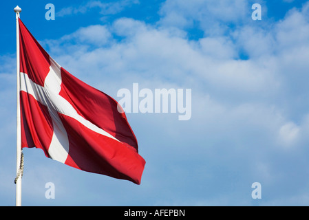 Dänische Flagge vor einem blauen Himmel mit Wolken Stockfoto