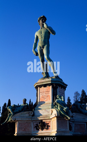 Bronzene Kopie von Michelangelos David in der Piazzale Michelangelo in der Morgendämmerung Stockfoto