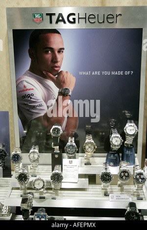 Lewis Hamilton hat Tag Heuer Uhren in einem Juwelier Schaufenster, England UK gebilligt. NUR ZUR REDAKTIONELLEN VERWENDUNG Stockfoto