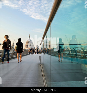 Golden Glow von rosa Sonnenuntergang über Frau und Menge Millennium-Brücke in Richtung Bankside von St Paul London Stockfoto